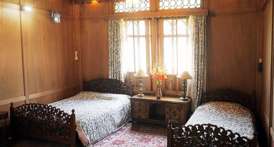 Houseboat Water Palace, Srinagar 5